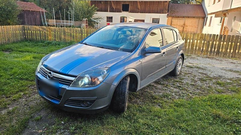Grau Gebraucht 2004 Opel Astra Limousine | 500 € (Guter Preis) - Bild 1/4