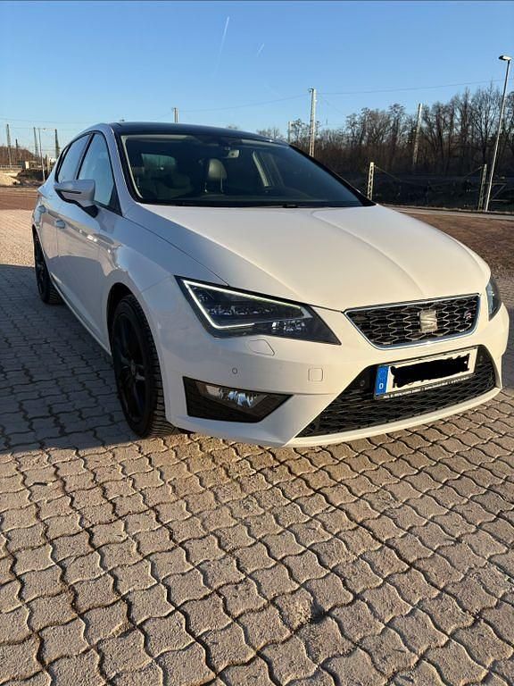 Weiß Gebraucht 2016 Seat Leon FR Limousine | 11.299 € - Bild 1/4