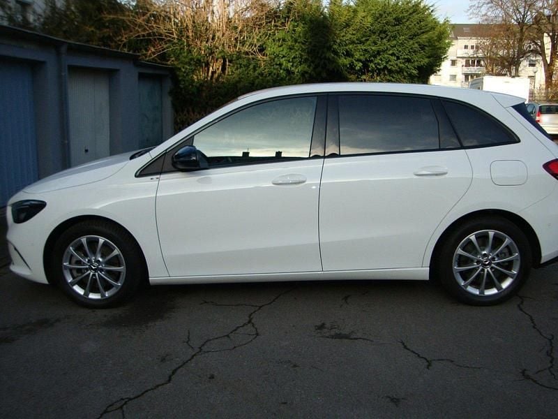 Gebraucht Mercedes E250 160 PS (117 kW) 2022 Weiß Limousine