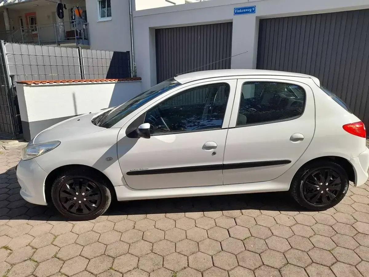 Gebraucht Peugeot 206+ 75 PS (55 kW) 2010 Weiß Kleinwagen