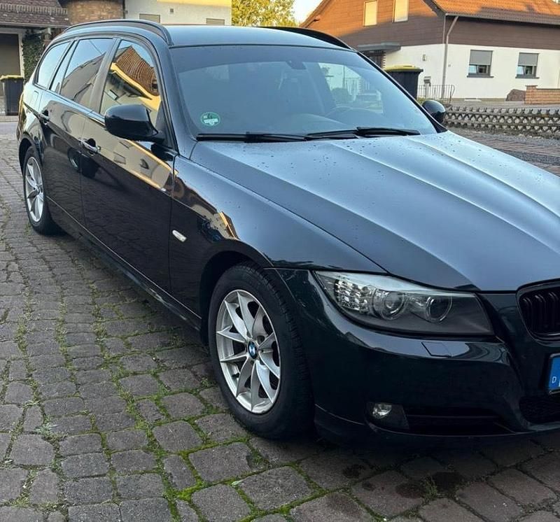 Schwarz Gebraucht 2012 BMW 320 Kombi | 6.490 € (Superpreis) - Bild 1/4