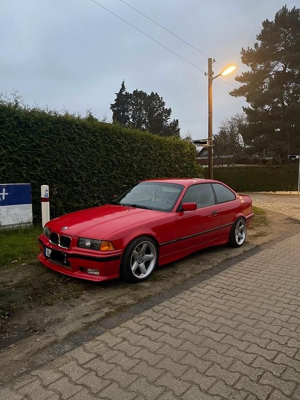 Rot Gebraucht 1993 BMW 320 M Sport Coupé | 10.900 € - Bild 1/4