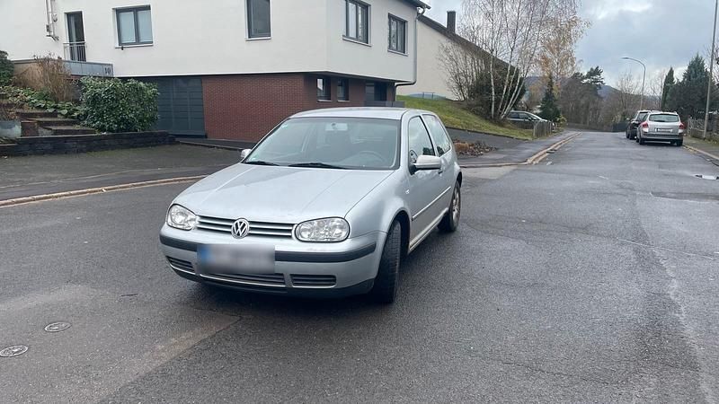 Grau Gebraucht 2002 VW Golf IV Kleinwagen | 1.599 € (Fairer Preis) - Bild 1/4