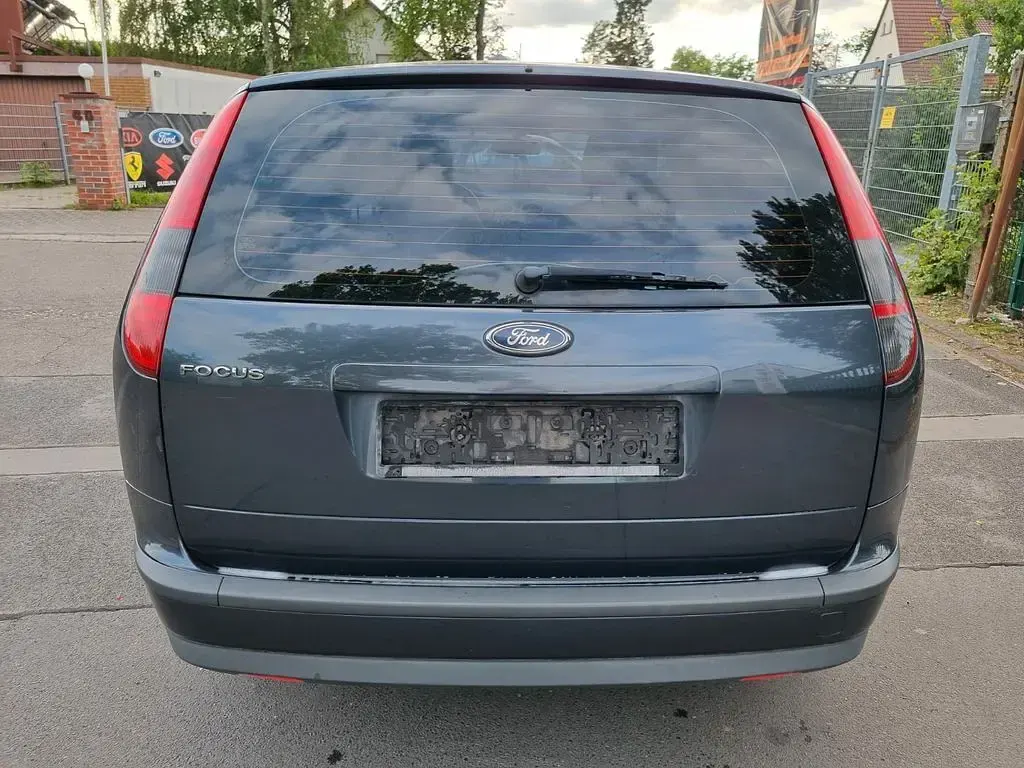 Gebraucht Ford Focus Ambiente 101 PS (74 kW) 2008 Grau Limousine