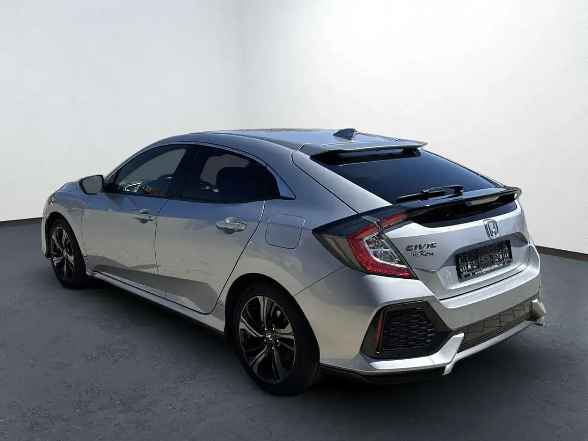 Gebraucht Honda Civic Elegance 129 PS (94 kW) 2017 Lunar silver metallic Kleinwagen