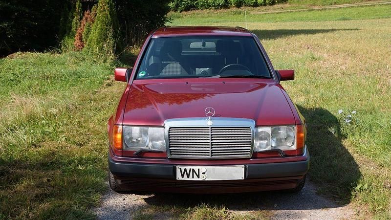 Rot Gebraucht 1991 Mercedes 260 Limousine | 7.990 € - Bild 1/4