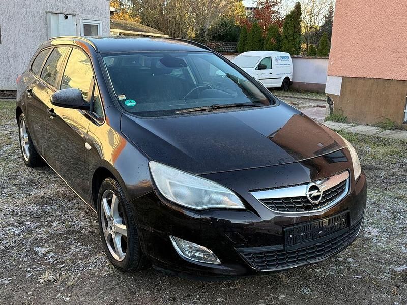 Braun Gebraucht 2012 Opel Astra Design Edition Kombi | 1.590 € (Superpreis) - Bild 1/4