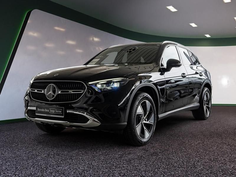 Schwarz / obsidianschwarz (metallic) Gebraucht 2024 Mercedes GLC300e Avantgarde SUV | 56.785 € - Bild 1/4
