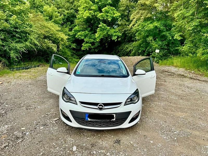 Weiß Gebraucht 2015 Opel Astra Kombi | 2.500 € (Fairer Preis) - Bild 1/4