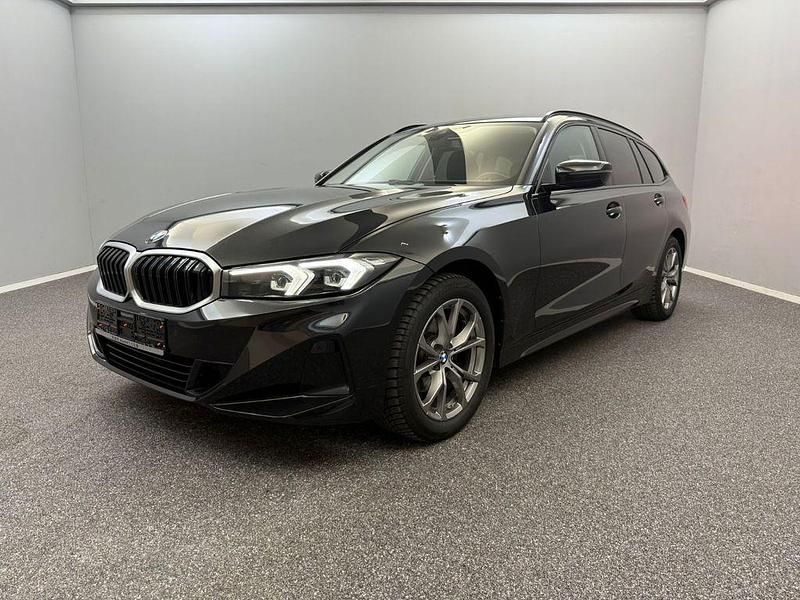 Schwarz Gebraucht 2023 BMW 320 Shadowline Kombi | 27.299 € (Superpreis) - Bild 1/4