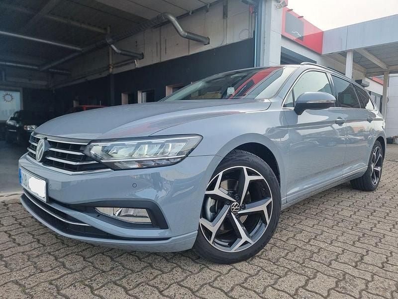Grau Gebraucht 2024 VW Passat Business Kombi | 29.495 € (Superpreis) - Bild 1/4