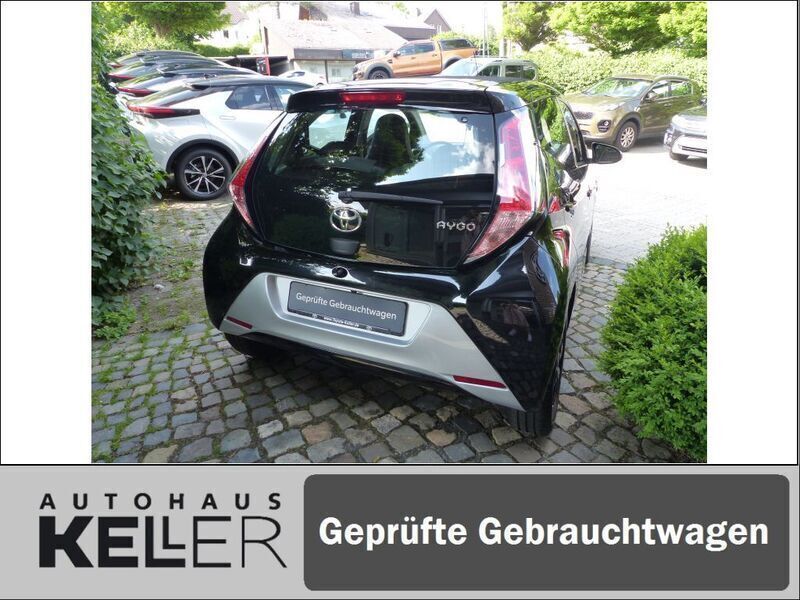 Gebraucht Toyota Aygo Basis 69 PS (50 kW) 2017 Midnight schwarz mica Kleinwagen