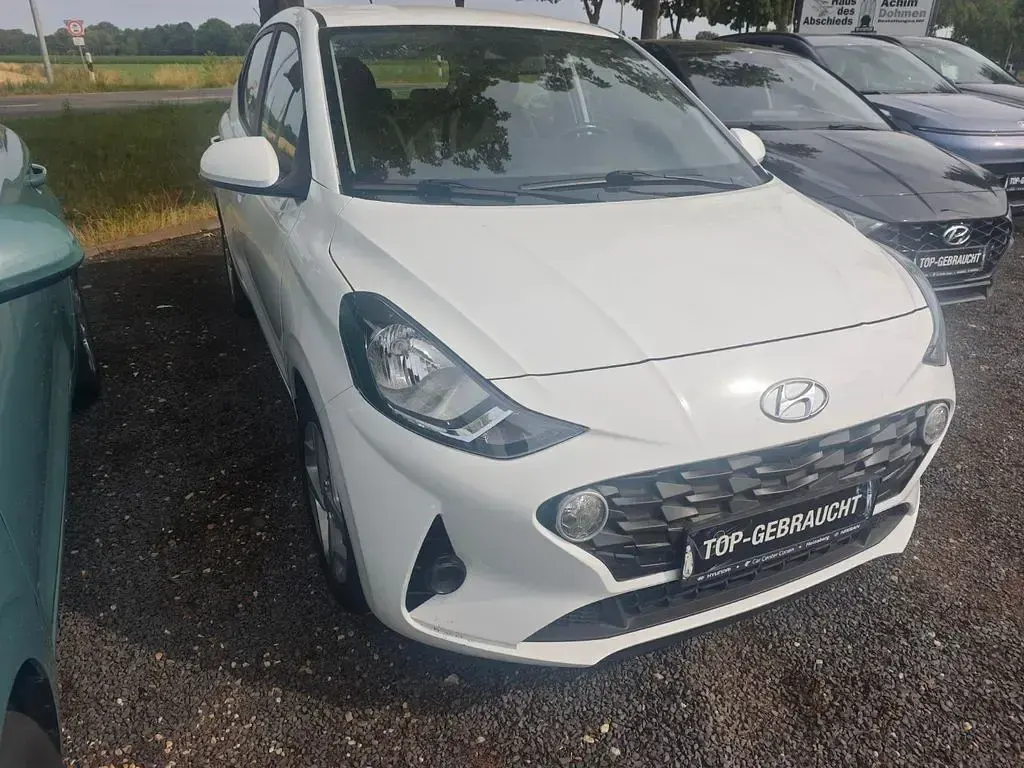 Gebraucht Hyundai i10 Trend 67 PS (49 kW) 2022 Weiß Kleinwagen