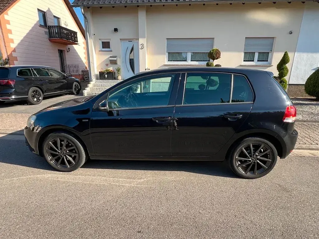 Gebraucht VW Golf VII Match 105 PS (77 kW) 2012 Schwarz Limousine