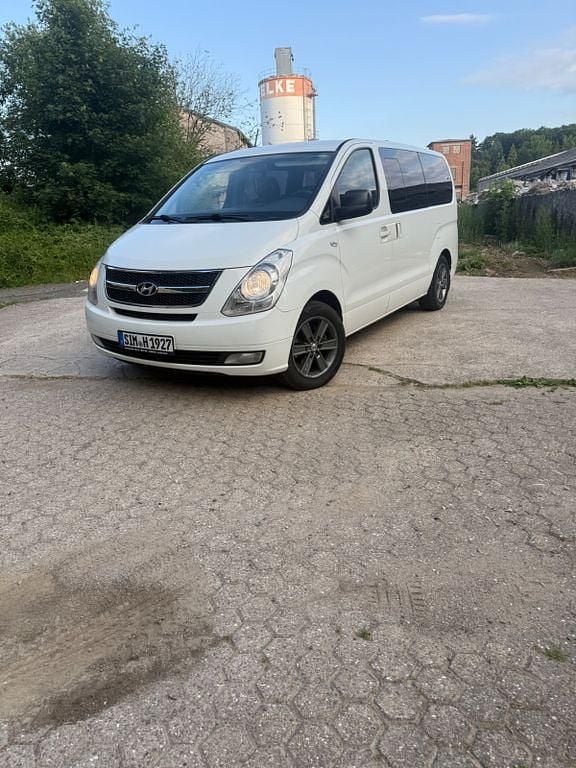 Weiß Gebraucht 2011 Hyundai H-1 Premium Van / Kleinbus | 7.499 € (Fairer Preis) - Bild 1/4
