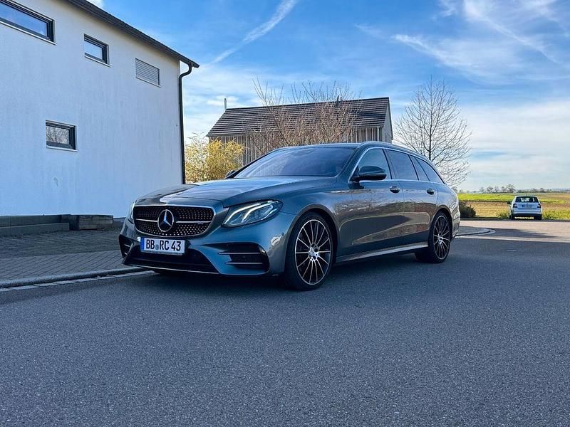 Silber Gebraucht 2018 Mercedes E220 Active Limousine | 20.750 € (Guter Preis) - Bild 1/4