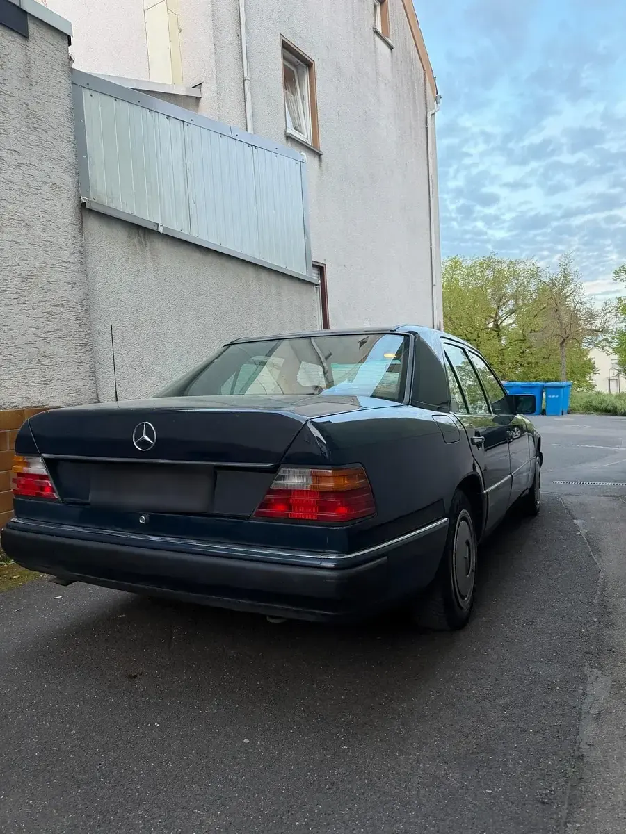 Second-hand Mercedes E250 90 CP (66 kW) 1989 Albastru Berlinǎ