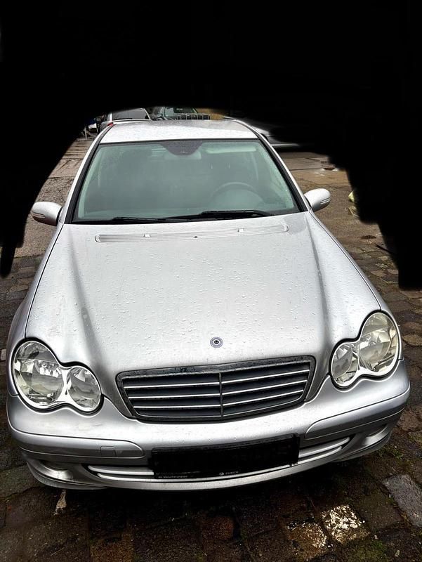Silber Gebraucht 2004 Mercedes C200 Limousine | 2.800 € (Fairer Preis) - Bild 1/4