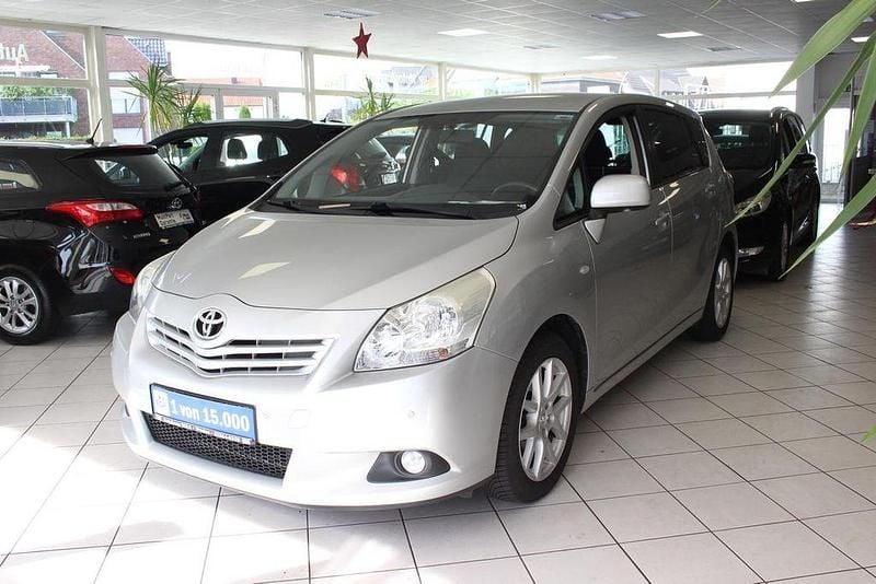 Silver metallic Gebraucht 2013 Toyota Verso Travel Van / Kleinbus | 12.999 € (Fairer Preis) - Bild 1/4
