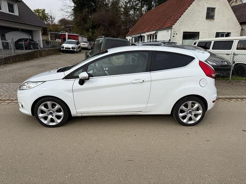 Frostweiß Gebraucht 2012 Ford Fiesta Titanium Kleinwagen | 2.200 € (Guter Preis) - Bild 1/4