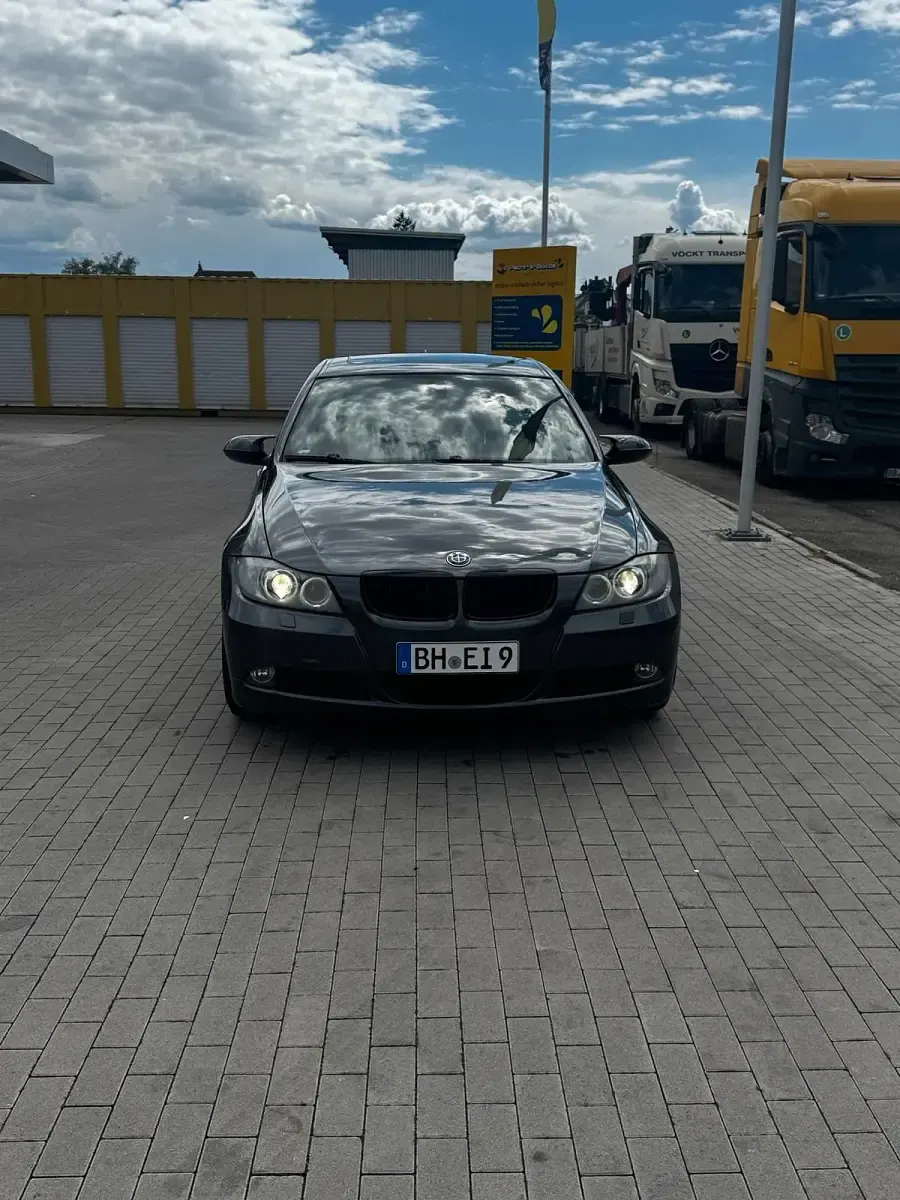 Gebraucht BMW 320 177 PS (130 kW) 2008 Grau Limousine