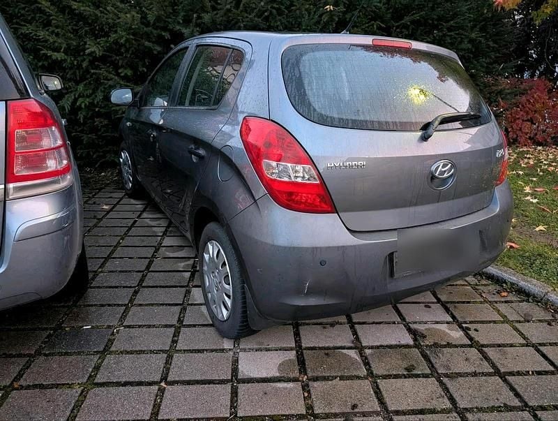 Gebraucht Hyundai i20 77 PS (56 kW) 2010 Grau Kleinwagen