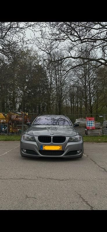 Gebraucht BMW 320 177 PS (130 kW) 2009 Grau Kombi