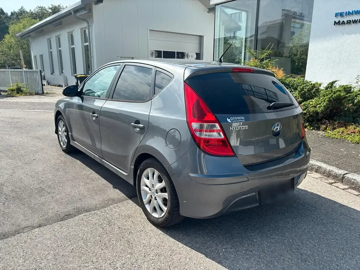 Gebraucht Hyundai i30 109 PS (80 kW) 2011 Grau Limousine