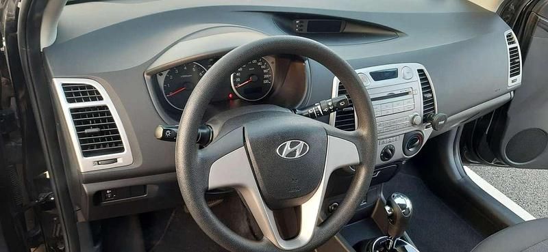 Gebraucht Hyundai i20 Style 101 PS (74 kW) 2012 Schwarz Kleinwagen