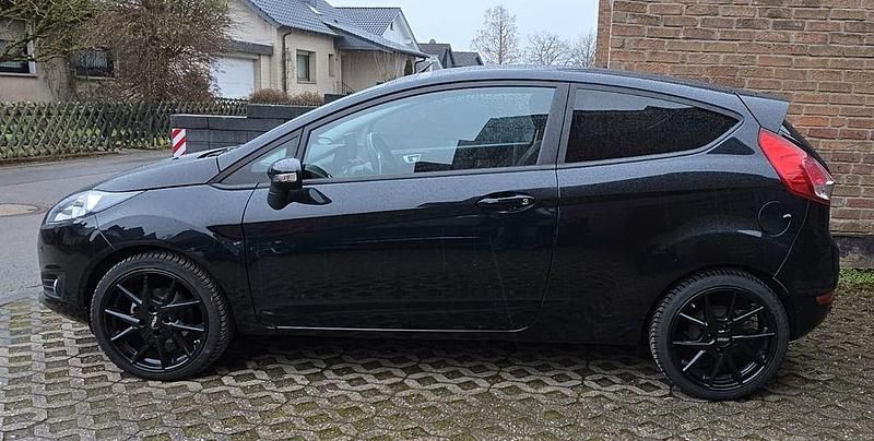 Gebraucht Ford Fiesta Trend 101 PS (74 kW) 2014 Schwarz Kleinwagen