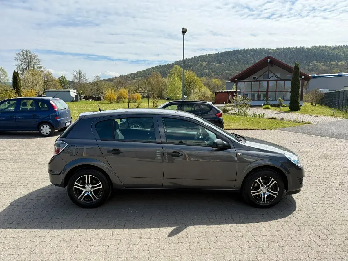 Gebraucht Opel Astra 90 PS (66 kW) 2009 Karbongrau Kleinwagen