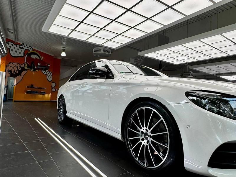 Weiß Gebraucht 2020 Mercedes E220 AMG line Limousine | 32.400 € (Etwas zu teuer) - Bild 1/4