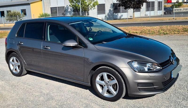 Grau Gebraucht 2015 VW Golf VII Trendline Limousine | 8.799 € (Guter Preis) - Bild 1/4