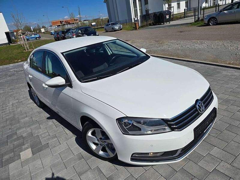 Gebraucht VW Passat Comfortline 140 PS (102 kW) 2011 Candyweiß Limousine