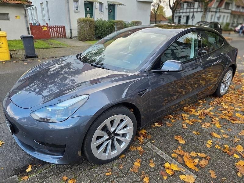 Grau Gebraucht 2022 Tesla Model 3 Standard Range Limousine | 25.750 € (Superpreis) - Bild 1/4