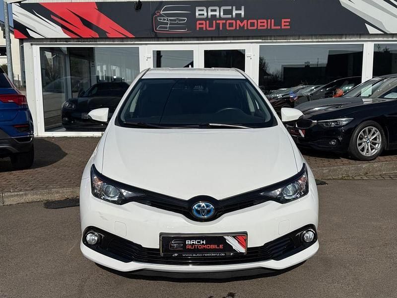 Gebraucht Toyota Auris Hybrid Team 99 PS (72 kW) 2016 Weiß Limousine