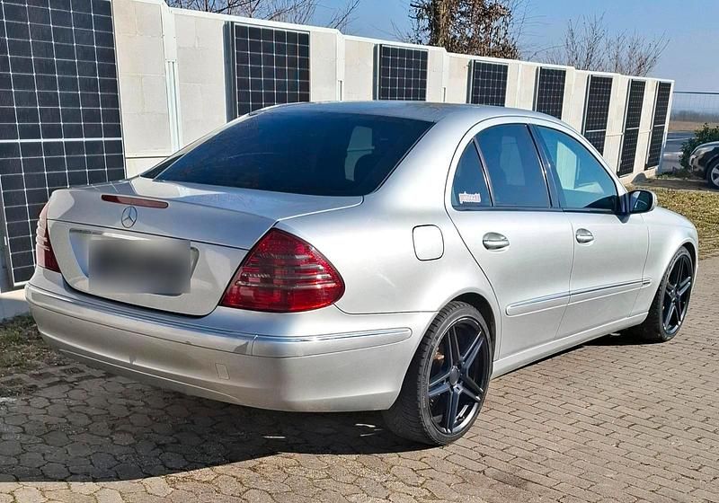 Gebraucht Mercedes E220 150 PS (110 kW) 2003 Grün Limousine