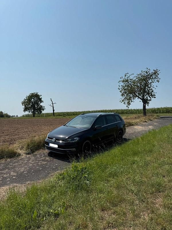 Schwarz Gebraucht 2018 VW Golf VII Highline Kombi | 19.900 € (Etwas zu teuer) - Bild 1/4