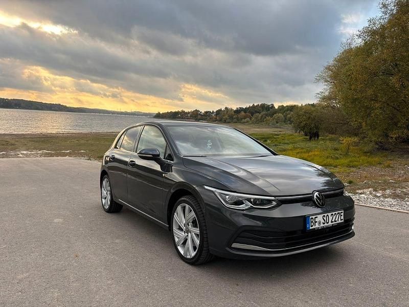 Grau Gebraucht 2021 VW Golf VIII Limousine | 21.700 € (Fairer Preis) - Bild 1/4