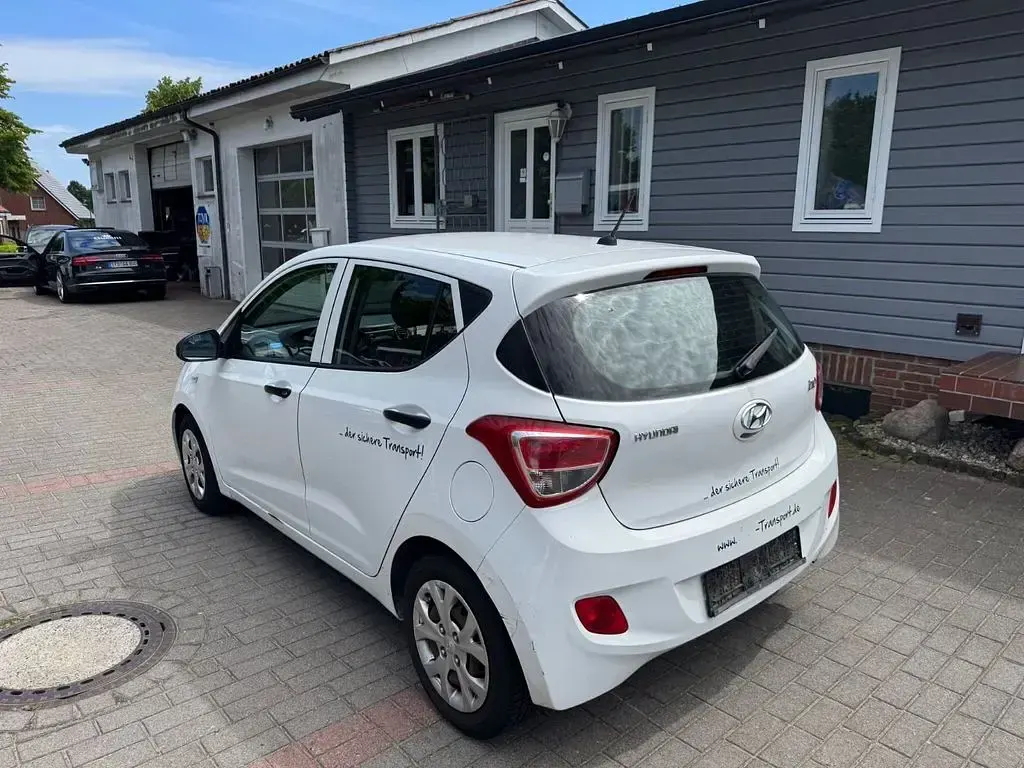 Gebraucht Hyundai i10 Basis 67 PS (49 kW) 2016 Weiß Kleinwagen