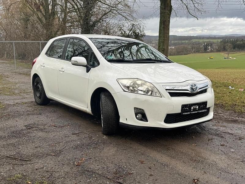 Gebraucht Toyota Auris Hybrid Life 99 PS (72 kW) 2011 Weiß Limousine