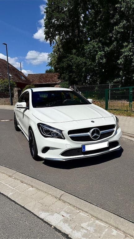Weiß Gebraucht 2017 Mercedes CLA220 Shooting Brake Kombi | 16.500 € (Fairer Preis) - Bild 1/4