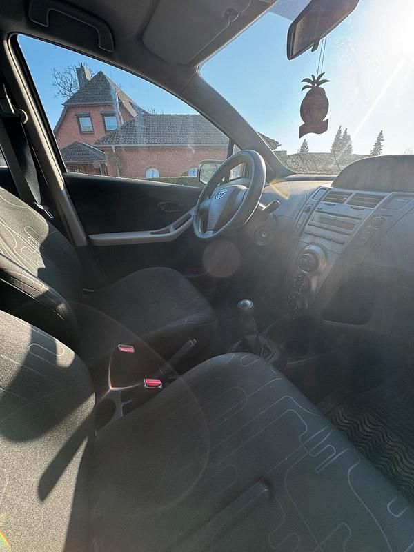 Gebraucht Toyota Yaris 69 PS (50 kW) 2009 Grau Kleinwagen