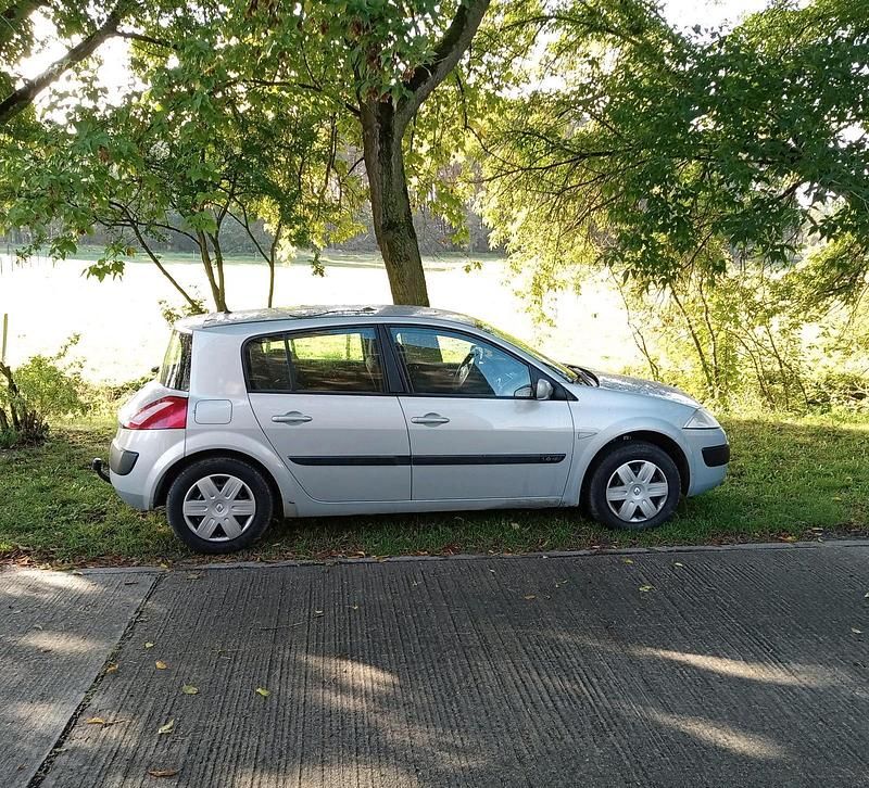 Grau Gebraucht 2005 Renault Mégane II Kleinwagen | 2.300 € - Bild 1/4