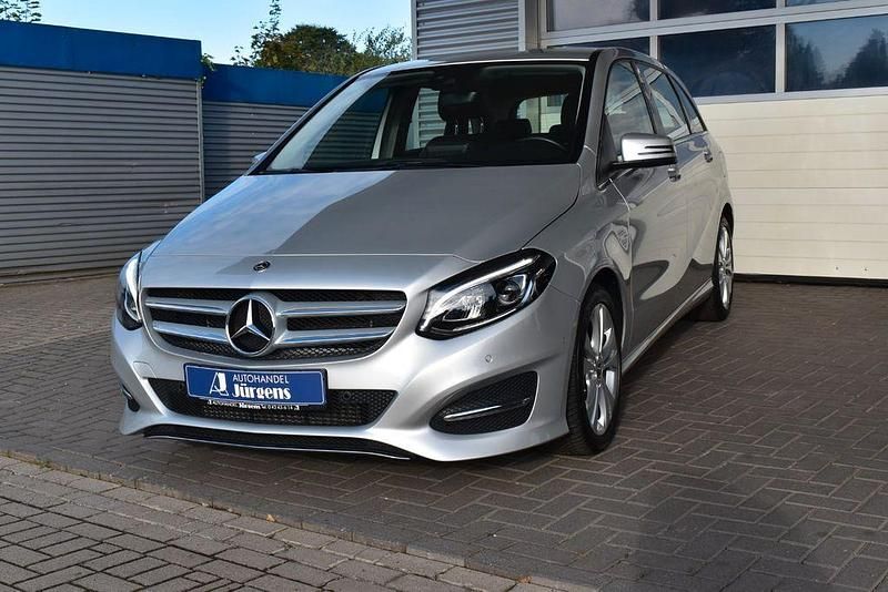 Silber Gebraucht 2018 Mercedes B180 Style Van / Kleinbus | 19.390 € (Fairer Preis) - Bild 1/4