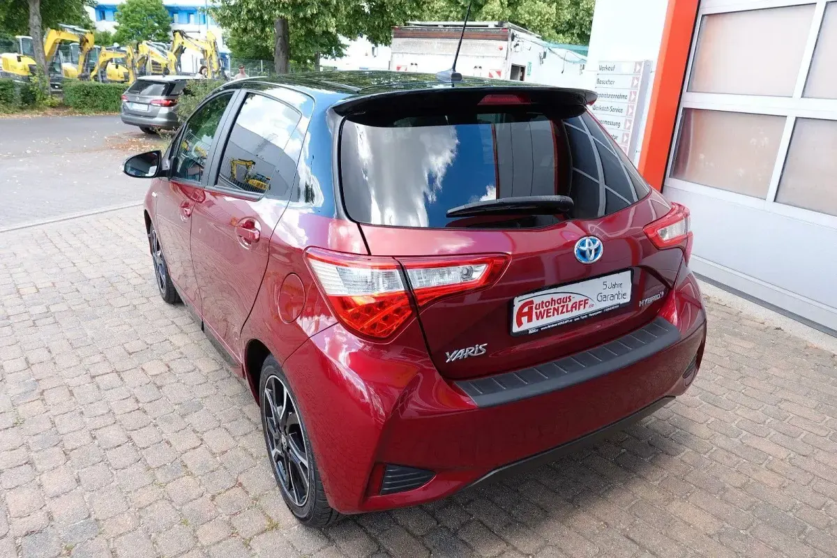Gebraucht Toyota Yaris Style 101 PS (74 kW) 2017 Rot Kleinwagen
