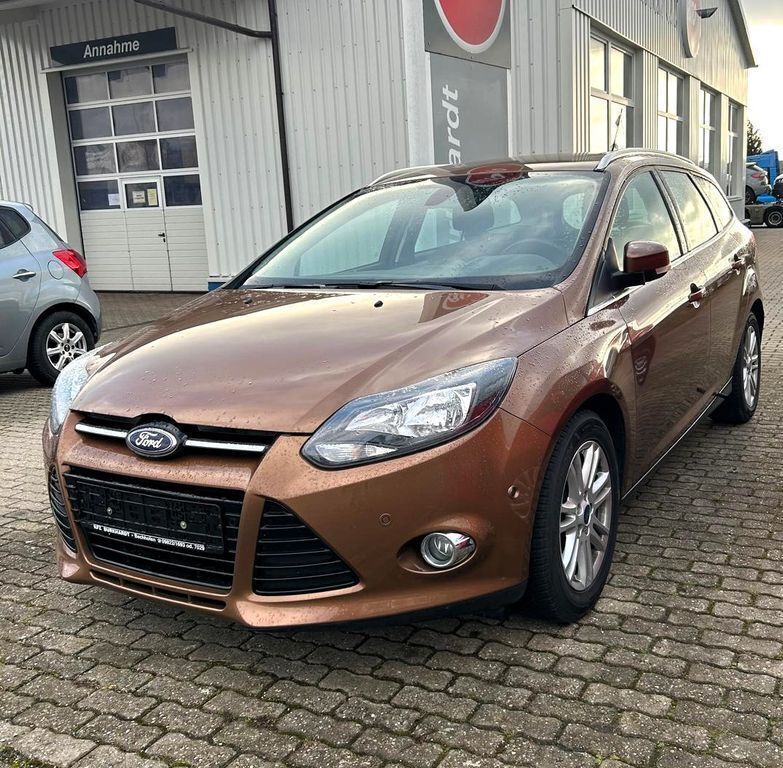 Braun Gebraucht 2013 Ford Focus Titanium Limousine | 6.900 € (Etwas zu teuer) - Bild 1/1