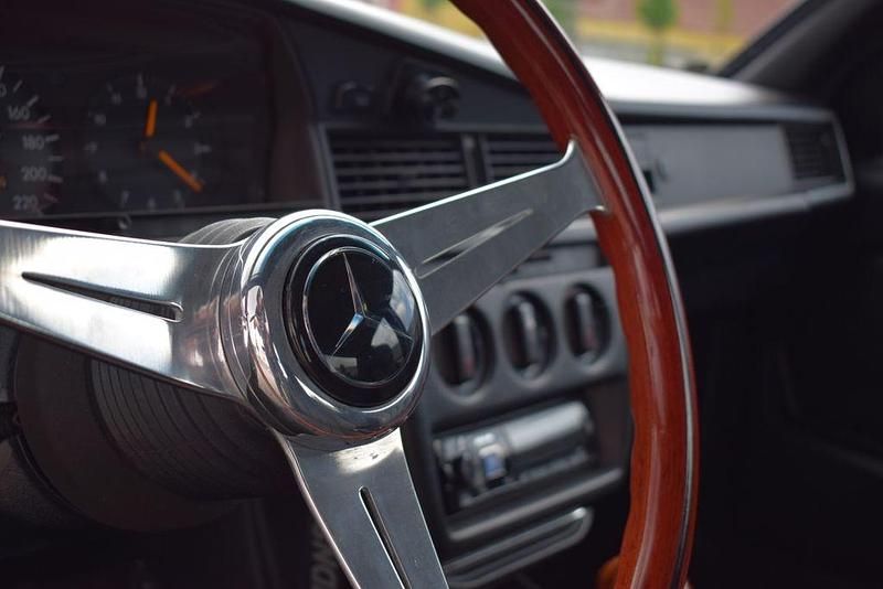 Gebraucht Mercedes 190 107 PS (78 kW) 1992 Schwarz Limousine