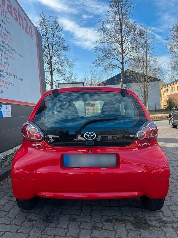Gebraucht Toyota Aygo 68 PS (50 kW) 2010 Rot Kleinwagen