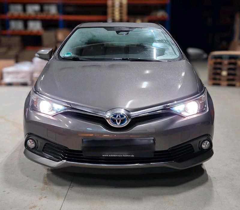 Grau Gebraucht 2016 Toyota Auris Hybrid Edition-S Limousine | 14.000 € (Fairer Preis) - Bild 1/4